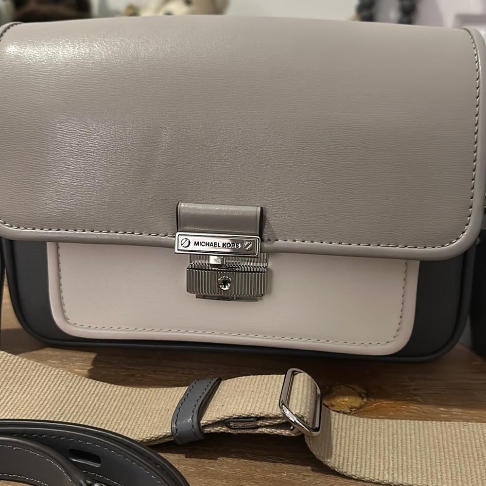 💥 Michael Kors Bradshaw Leather Messenger Bag in Gray/White w/2 Straps, EUC 💥 - Picture 2 of 12